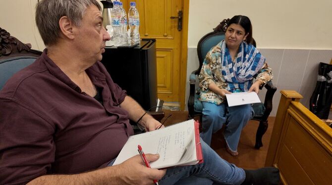 Andreas Linder hilft einer Afghanin.