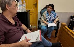 Andreas Linder hilft einer Afghanin.