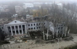 Eine Luftaufnahme eines beschädigten Gebäudes der Nationalen Technischen Universität in Pokrowsk, einer Stadt in der Region Done