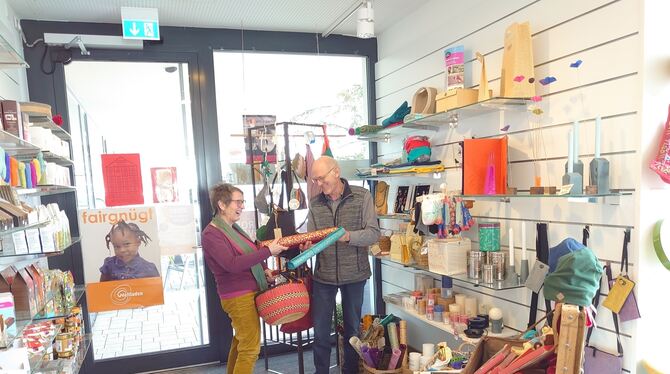 Gudrun Scheuerle und Walter Märkle arbeiten an der Zukunft des Weltladens.