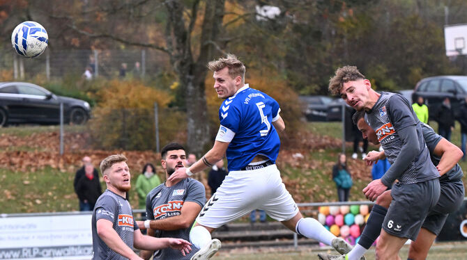 Fußball Landesliga3 VfL Pfullingen Der Führungsspieler des VfL Pfullingen: Kapitän und Innenverteidiger Sven Packert (blaues Trikot).