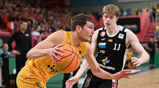 16.11.2025, 2. Barmer Basketball Bundesliga, Basketball, GER, Herren, Pro A, Saison 2025/2026, Tigers Tuebingen vs. Gartenzaun24 Till Jönke (links) und die Tigers Tübingen stehen bei sechs Siegen und vier Niederlagen.