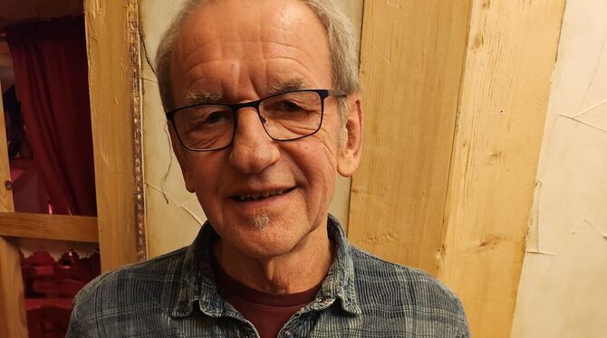 Günther Heunoske vom Heimat- und Geschichtsverein mit dem historischen Kalender für 2026. FOTO: JR Günther Heunoske vom Heimat- und Geschichtsverein mit dem historischen Kalender für 2026. FOTO: JR