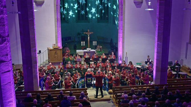 Die Martinskirche war je nach Musikstück in unterschiedliche Farben getaucht. FOTO: PRIVAT Die Martinskirche war je nach Musikstück in unterschiedliche Farben getaucht. FOTO: PRIVAT