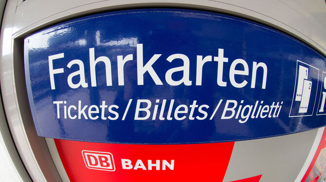 Auch die Fahrkarten-Automaten werden ausgetauscht.  FOTO: CARSTENSEN/DPA
