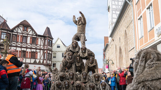 Fasnet Narrenfahrplan Närrisches Treiben beim Umzug durch die Reutlinger Innenstadt 2024.