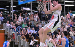 Hang-Time mit Aike Bensmann. Der Reutlinger Big Man zählt zu den besten Fünf der Liga.