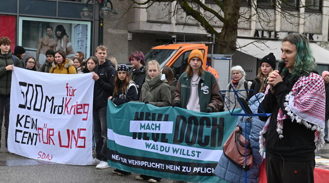 Schulstreik Wehrpflicht Schulstreik gegen die Wehrpflicht: Auf dem Reutlinger Marktplatz kamen die Demonstranten in Klassenstärke zusammen