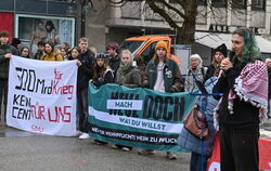 Schulstreik gegen die Wehrpflicht: Auf dem Reutlinger Marktplatz kamen die Demonstranten in Klassenstärke zusammen
