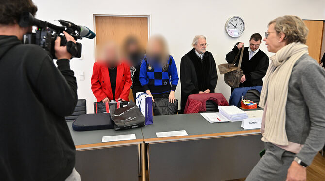 Waibel, Justiz, Gericht, Amtsgericht, Bürgermeister, Schultes Familie Waibel mit ihren Anwälten vor der Urteilsverkündung im Amtsgericht Ravensburg vor genau einem Jahr.