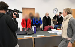 Familie Waibel mit ihren Anwälten vor der Urteilsverkündung im Amtsgericht  Ravensburg vor genau einem Jahr.