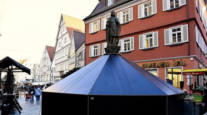 Leserfrage, Brunnen, Einhausung, Altstadt, Reutlingen Der Kaiser-Friedrich-Brunnen an der Marienkirche ist jetzt ein Teil der Reutlinger Weihnachtsmarktes.