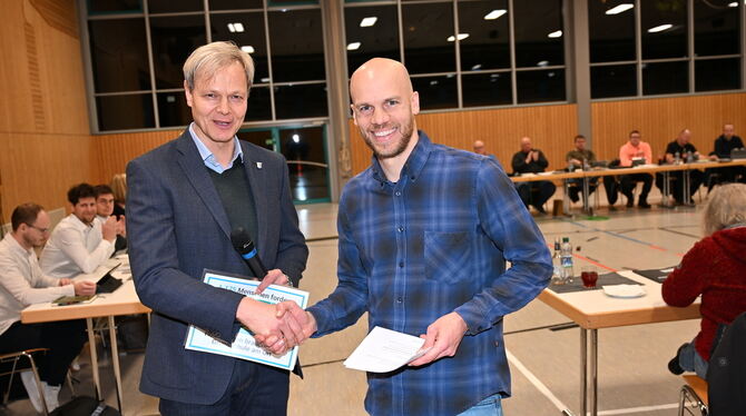 Lichtenstein, Schule Holzelfingen, Petition, Bürgermeister Peter Nußbaum (links) nimmt zu Beginn der Gemeinderatssitzung die Petition für den Erhalt der Holzelfinger Schule