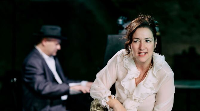 Chrysi Taoussanis, Maciej Szyrner, Heute Abend: Lola Blau, Theater Die Tonne, Musical Chrysi Taoussanis (vorn) und Maciej Szyrner im Musical »Heute Abend: Lola Blau« von Georg Kreisler.