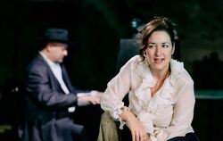 Chrysi Taoussanis (vorn) und Maciej Szyrner im Musical »Heute Abend: Lola Blau« von Georg Kreisler.