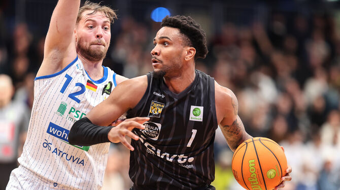 11. Spieltag, 2. Liga, 2025/2026 / 05.12.2025, Basketball, Europahalle, Hallensport, Hauptrunde, ProA Kommt auf 15 Punkte und sieben Rebounds: Tigers-Forward Bernard Pelote (rechts).