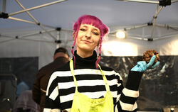 Schokoball gefällig? Die Chocolart verwandelt noch zwei Tage lang die Tübinger Altstadt in ein farbenfrohes Paradies für Leckerm