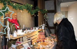 Warm eingepackt hatte sich Judith Rübsam, die unter anderem selbstgenähte Katzenglücksbringer anbot.