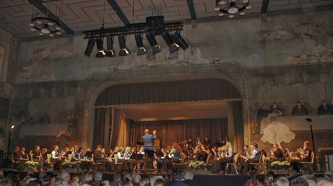 Musik für einen Stadtkapelle Pfullingen und synchronisches Jugendblasorchester Pfullingen 2025 120 Musikerinnen und Musiker boten dem begeisterten Publikum ein großartiges Jahresabschlusskonzert