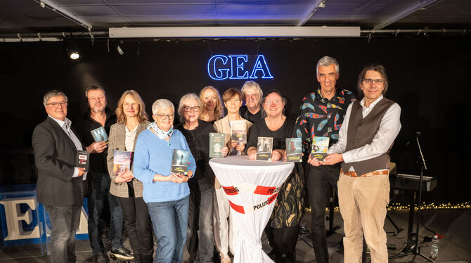 Autorinnen und Autoren mit dem Moderations-Duo.