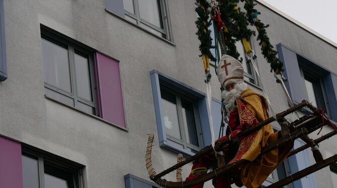 Kinderklinik Nikolaus »Vom Himmel hoch« kam der Nikolaus am Samstag bei der Kinderklinik herbeigeflogen.