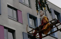 »Vom Himmel hoch« kam der Nikolaus am Samstag bei der Kinderklinik herbeigeflogen.
