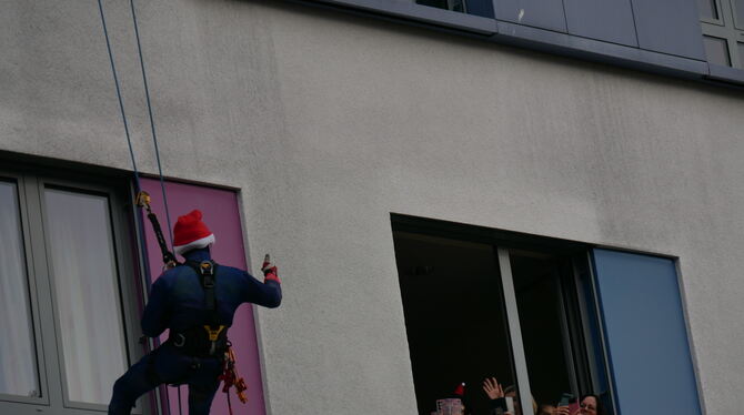 Kinderklinik Nikolaus Zunächst seilte sich Spiderman vom Dach der Kinderklinik ab.