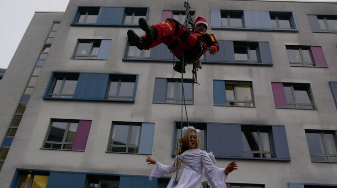 Kinderklinik Nikolaus Selbst Chefärztin Dr. Bianca Haase schwebte am Samstag vom Dach der Kinderklinik herunter.