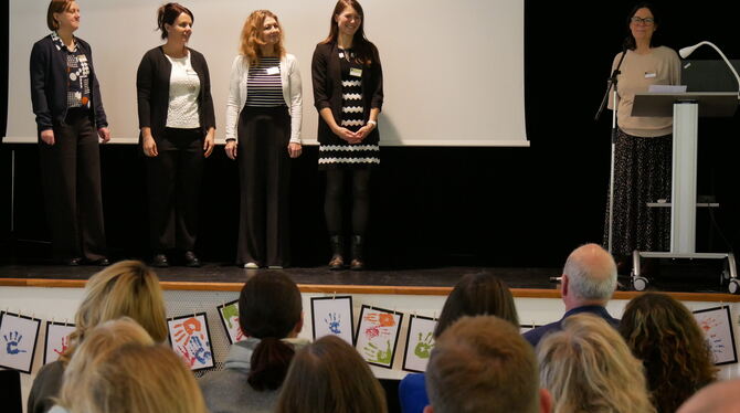 Patentino Tübingen Das »Patentino«-Team auf der Bühne im Tübinger Museum sorgt dafür, dass Kinder aus Familien mit psychisch-krankem Elternteil mit