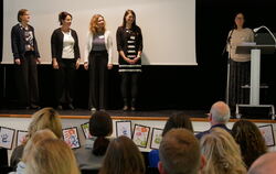 Das »Patentino«-Team auf der Bühne im Tübinger Museum sorgt dafür, dass Kinder aus Familien mit psychisch-krankem Elternteil mit