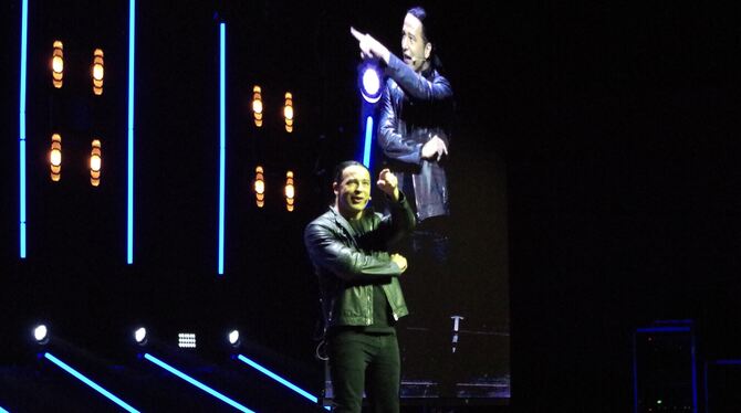 Bülent Ceylan Bülent Ceylan und sein digitaler Zwilling füllen die Reutlinger Stadthalle.