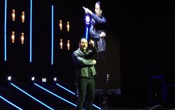 Bülent Ceylan und sein digitaler Zwilling füllen die Reutlinger Stadthalle.