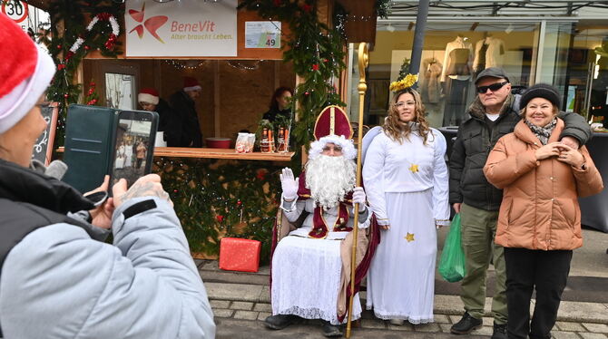 Nikolaus Weihnachtsmarkt Mössingen Erstmals ein echter Nikolaus in Mössingen: Da waren Selfies gefragt.