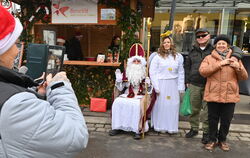 Erstmals ein echter Nikolaus in Mössingen: Da waren Selfies gefragt.