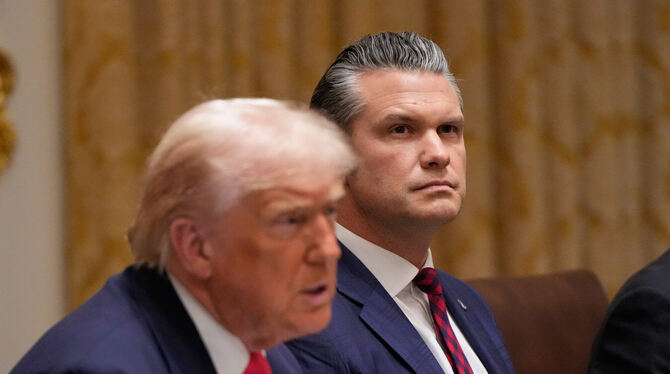 EU, International, Konferenzen, Diplomatie US-Präsident Donald Trump (links) und US-Kriegsminister Pete Hegseth stellen die neue US-Sicherheitsstrategie vor.