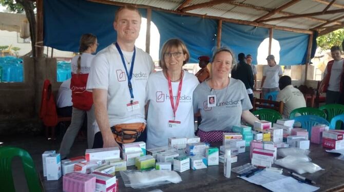 Uganda Einsatz Humedica Weihing In Uganda im Einsatz: Denise Weihing (rechts) mit zwei Kollegen bei der Medikamentenausgabe.