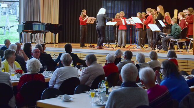 Jugendmusikschule Blockflötengruppe Altenadventsfeier Zeit für gemütliche Begegnung: Die Senioren der Gesamtstadt Mössingen, unterhalten von der Blockflötengruppe der Jugendmusikschu