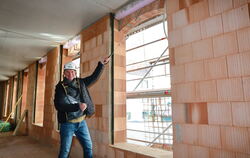 Das Besondere liegt im Detail: Architekt Stephan Straush zeigt die Bögen am Fenster. Dafür braucht es eine besondere Technik, di