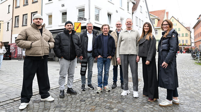 Tobias Schumacher (von links), Onur Sönmez, Roland Wintzen, Peter Hack, Albert Keppler, Markus Benz, Franzi Ansari und Yasmin Ma Verwaltung und Gastronomen setzen auf Dialog: Tobias Schumacher (von links), Onur Sönmez, Roland Wintzen, Peter Hack, Albert Kep