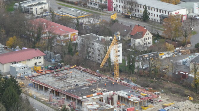 Die Sika-Baustelle in Bad Urach vom Mittleren Hanner Felsen aus gesehen. FOTO: SCHWARZ Die Sika-Baustelle in Bad Urach vom Mittleren Hanner Felsen aus gesehen. FOTO: SCHWARZ