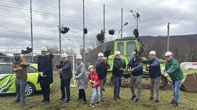 Da flogen die Brocken am Montag beim Spatenstich auf dem Sportplatz Kies mit Oberbürgermeisterin Carmen Haberstroh (Vierte von l Da flogen die Brocken am Montag beim Spatenstich auf dem Sportplatz Kies mit Oberbürgermeisterin Carmen Haberstroh (Vierte von l