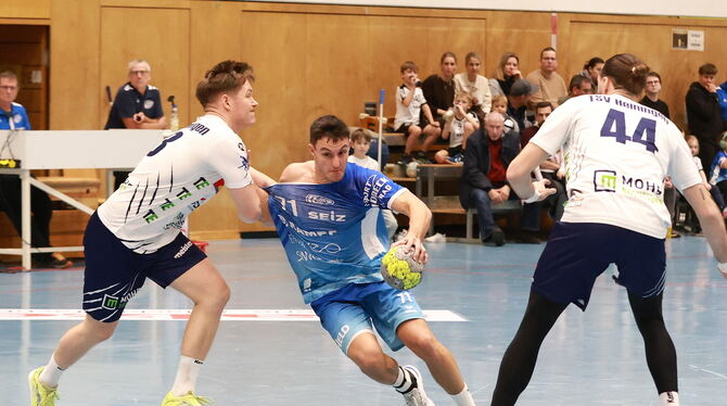 Manuel Bauer (Mitte), Antreiber und Vollstrecker beim TV Neuhausen, war beim Unentschieden fünf Mal erfolgreich. FOTO: REISNER Manuel Bauer (Mitte), Antreiber und Vollstrecker beim TV Neuhausen, war beim Unentschieden fünf Mal erfolgreich. FOTO: REISNER