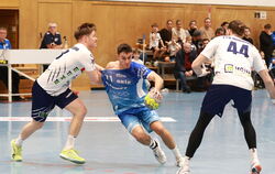 Manuel Bauer (Mitte), Antreiber und Vollstrecker beim TV Neuhausen, war beim Unentschieden fünf Mal erfolgreich. FOTO: REISNER