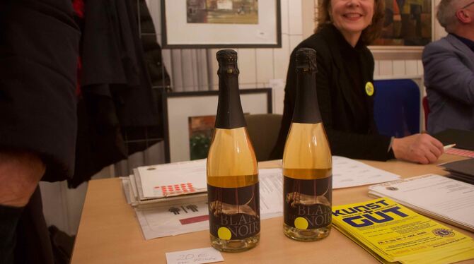 Nicht nur Kunstwerke, auch der Verkauf eines erlesenen Bio-Sekts diente einem guten Zweck.