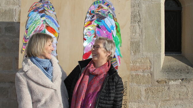 engel-macherinnen Sabine Rist (rechts) und Suse Lutz haben das »Global Angel Wings Project« nach Wannweil gebracht. Hier stehen sie vor der Johann