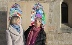 Sabine Rist (rechts) und Suse Lutz haben das »Global Angel Wings Project« nach Wannweil gebracht. Hier stehen sie vor der Johann