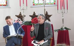 Autor Peter Prange (rechts, mit Verleger Jürgen Stollberg) bei seiner Lesung in Tübingen aus dem Buch "Alle Erinnerung ist Gegen