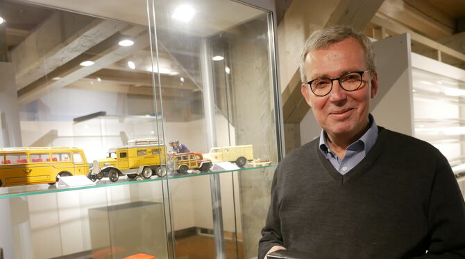 Urach Spielzeug und Kunst Oldtimer in allen Facetten: Bad Urachs Kulturreferatsleiter Thomas Braun hat die »Kunst im Spiel«-Ausstellung in der Klostermühl