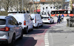 Stadteinwärts bekommen Radler am Lindachknoten den bisher weitgehend unbenutzten Gehweg zugeschlagen.