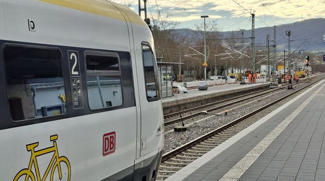 Bahnhof Metzingen Triebwagen Bauarbeiten Eine Dienstfahrt hat den Dieseltriebwagen zum Metzinger Bahnhof geführt, der aktuell für Fahrgäste gesperrt ist. Dort werden ein